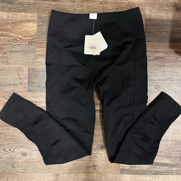 NWT Fabletics High-Waisted 7/8 leggings - Picture 2 of 5